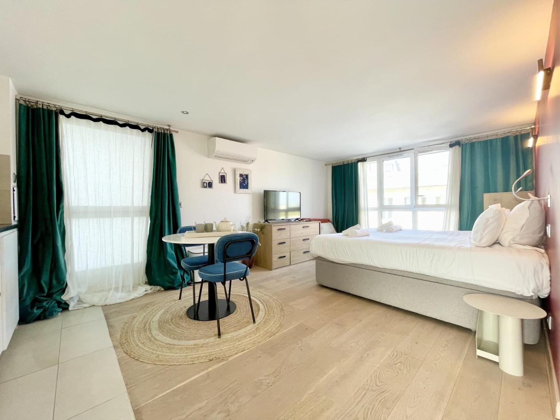 Parisian L Montmartre Apartment