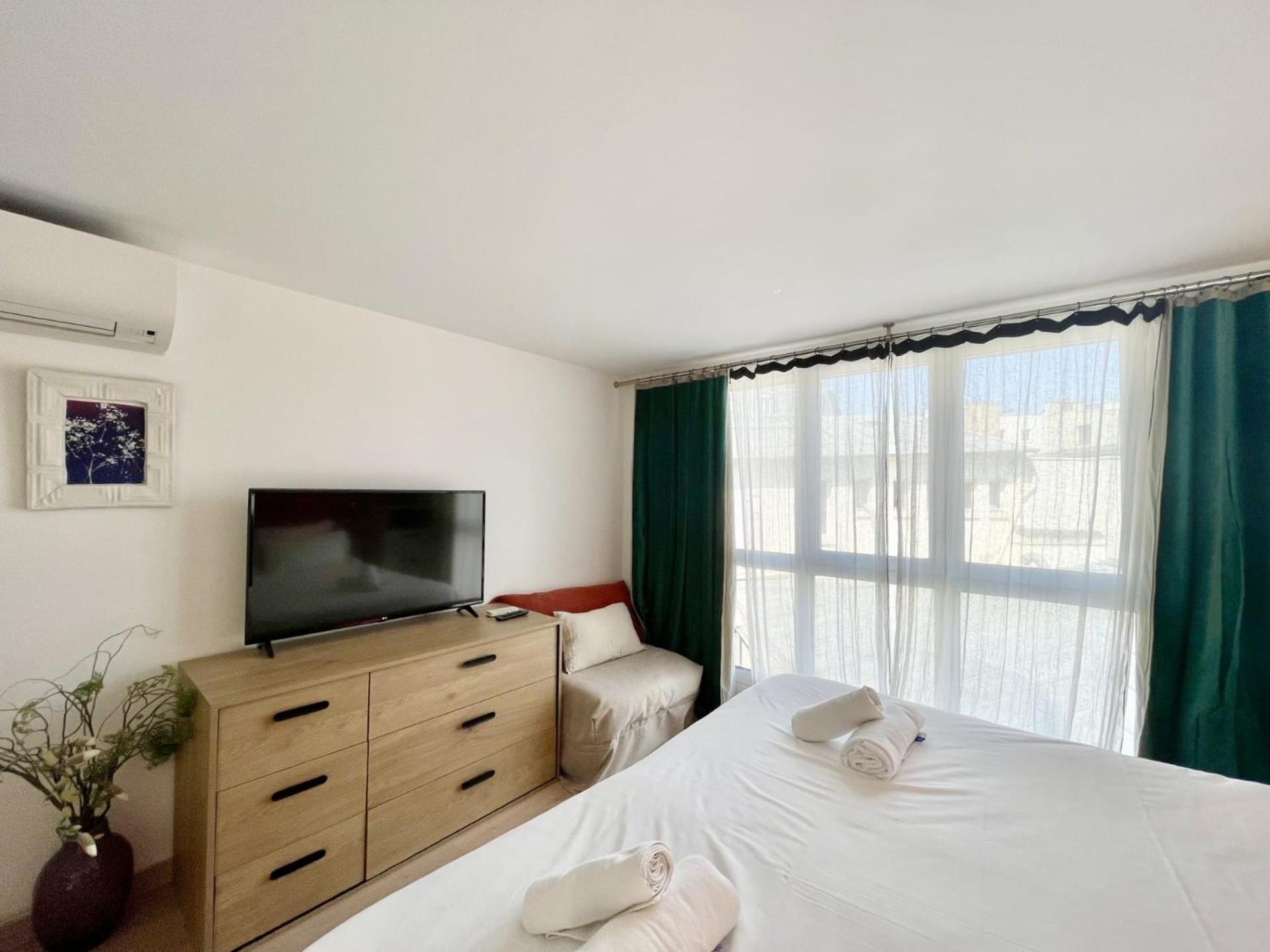 Parisian L Montmartre * Paris