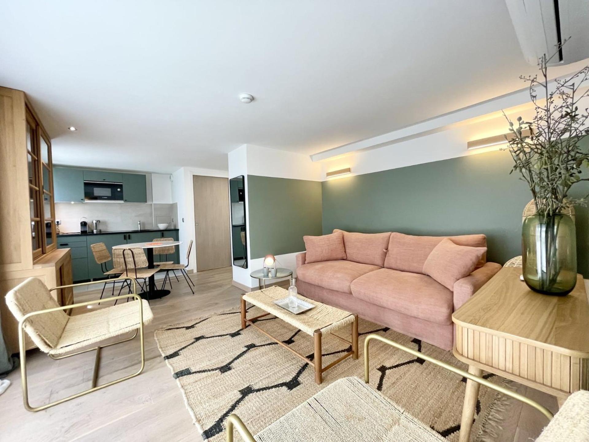 Parisian L Montmartre *