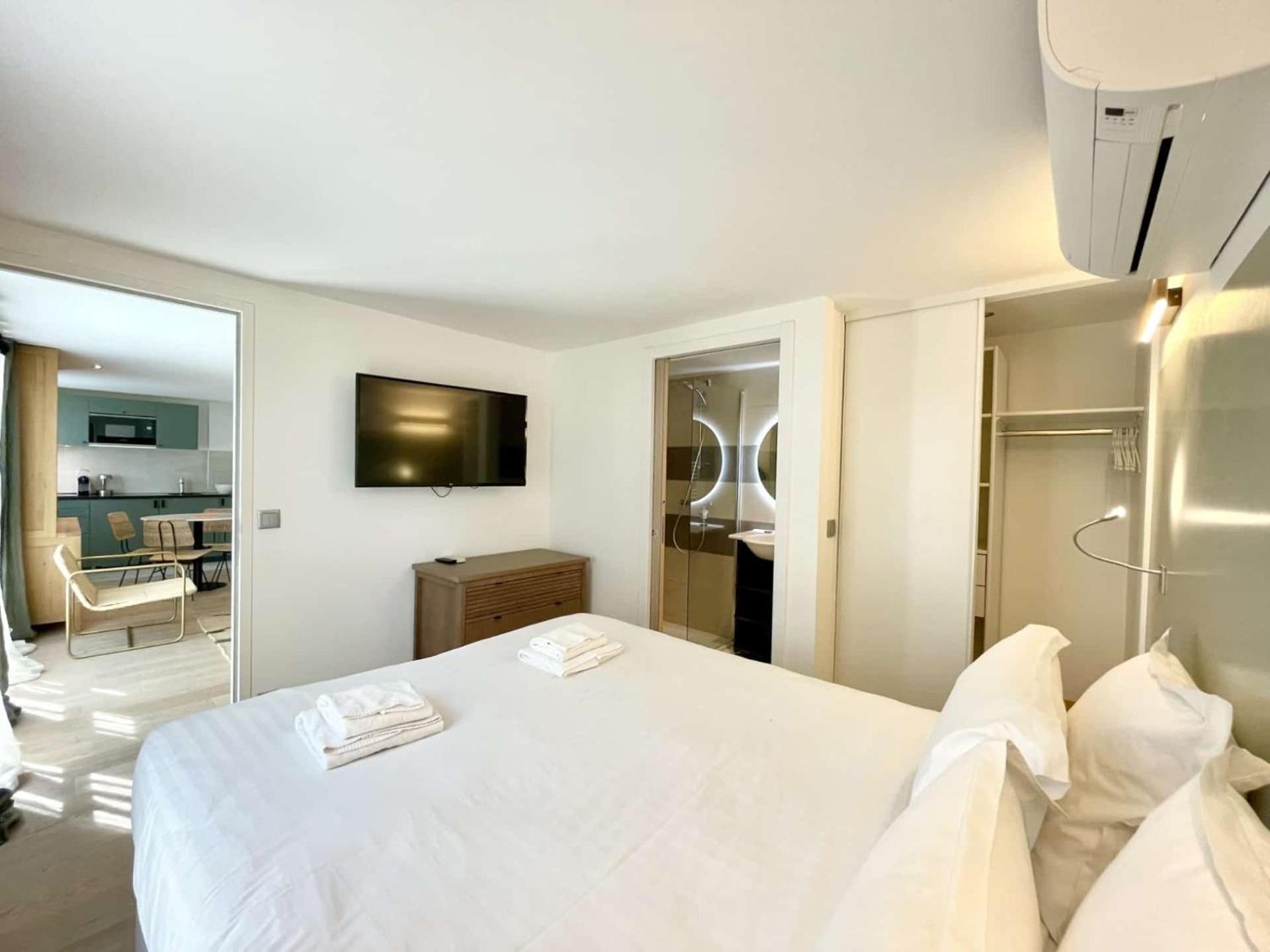 Parisian L Montmartre Paris