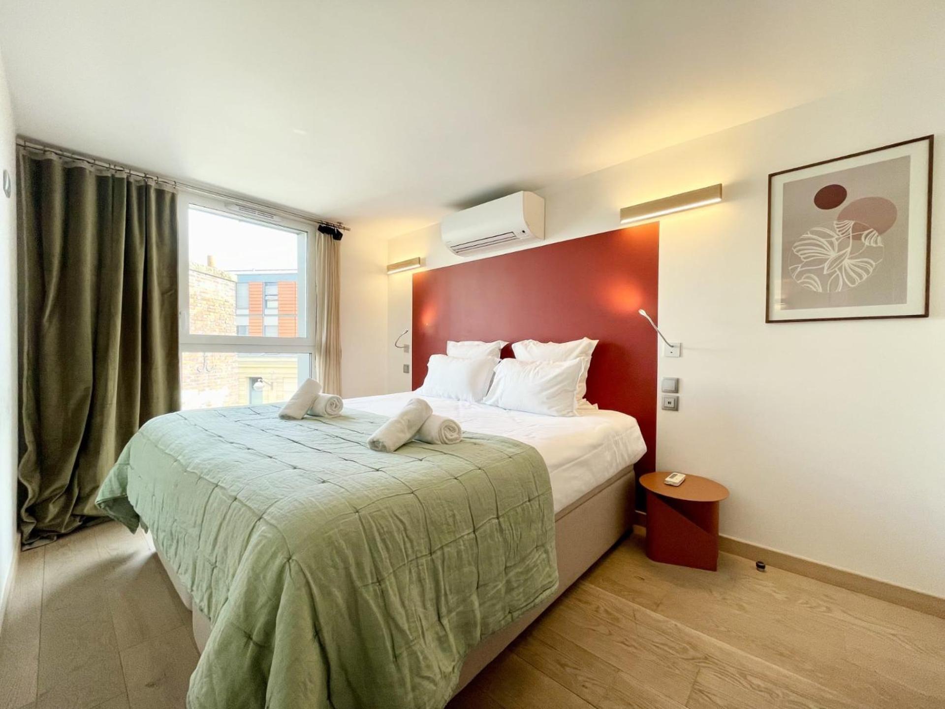 Parisian L Montmartre * Paris