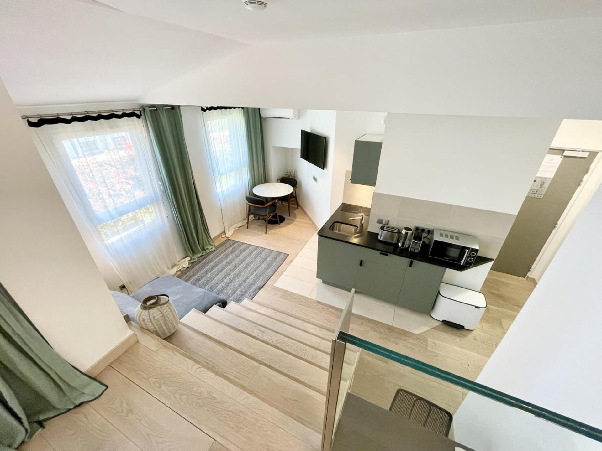 Parisian L Montmartre Paris