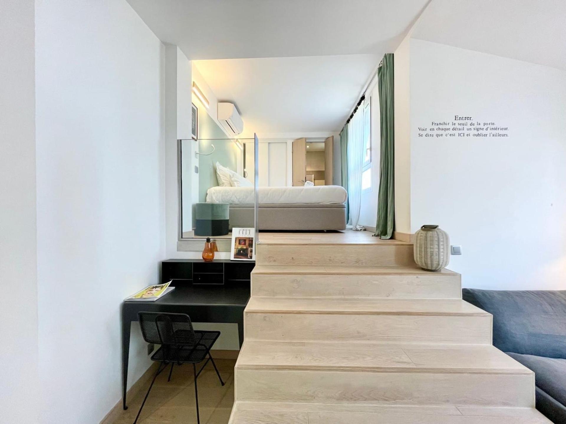 Parisian L Montmartre