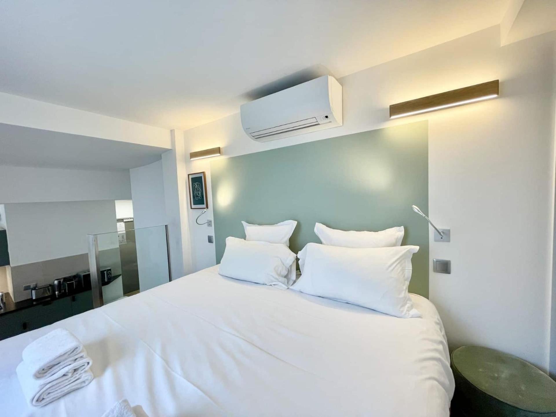 Parisian L Montmartre * Paris