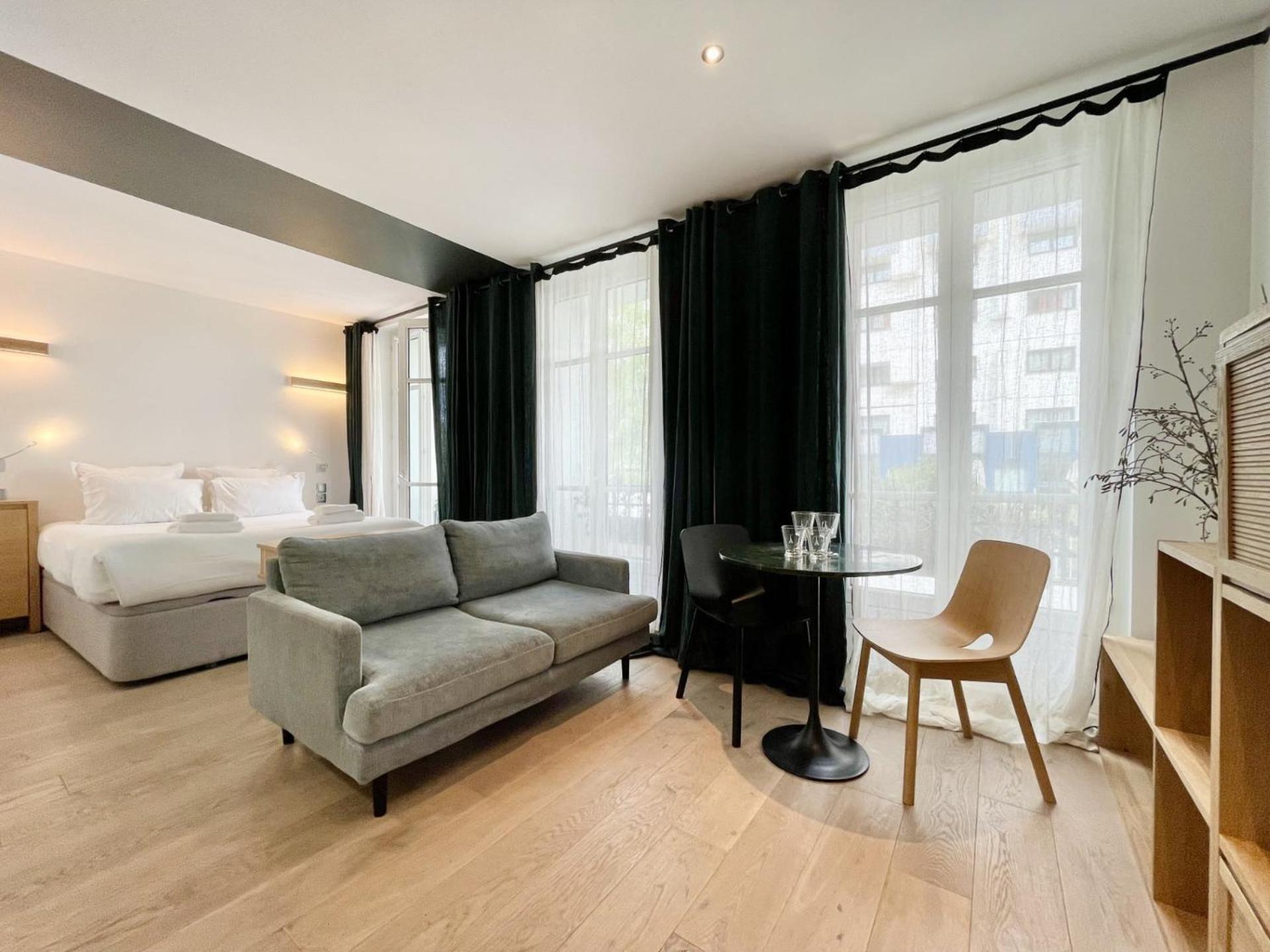 Parisian L Montmartre * Paris