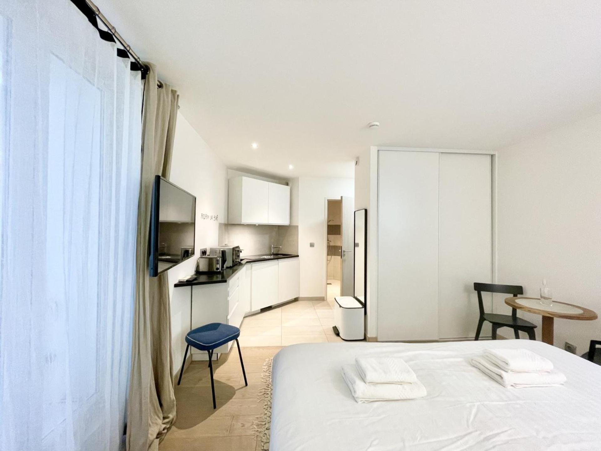 Parisian L Montmartre Paris