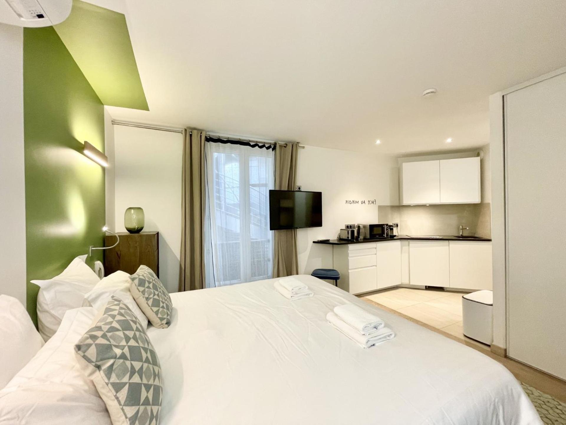 Parisian L Montmartre * Paris