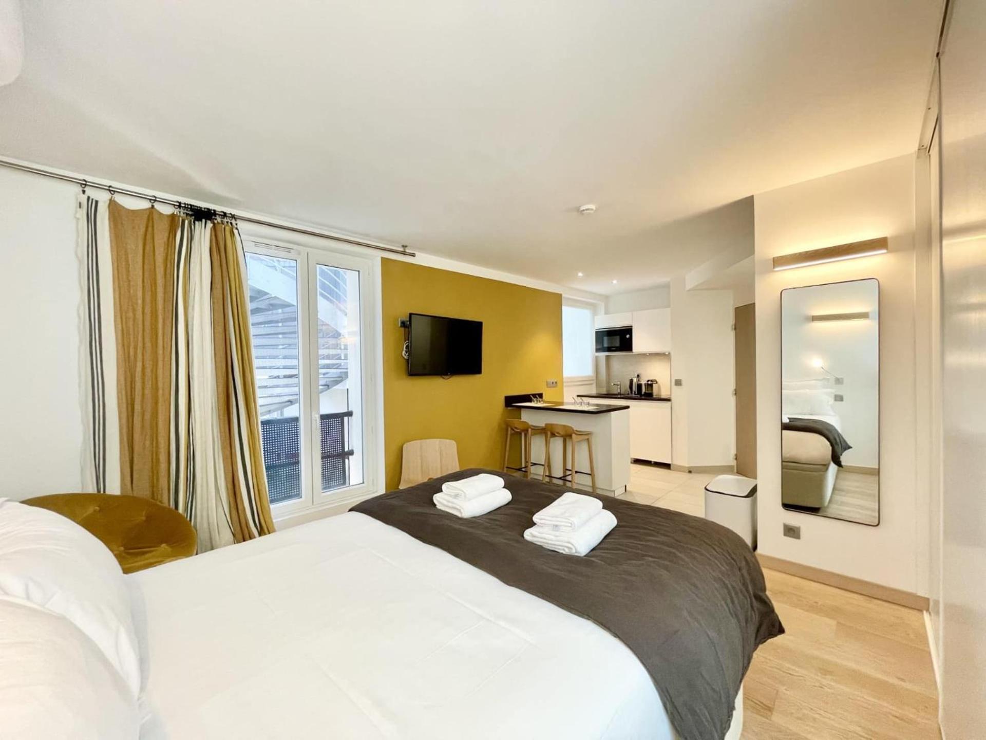 Parisian L Montmartre *