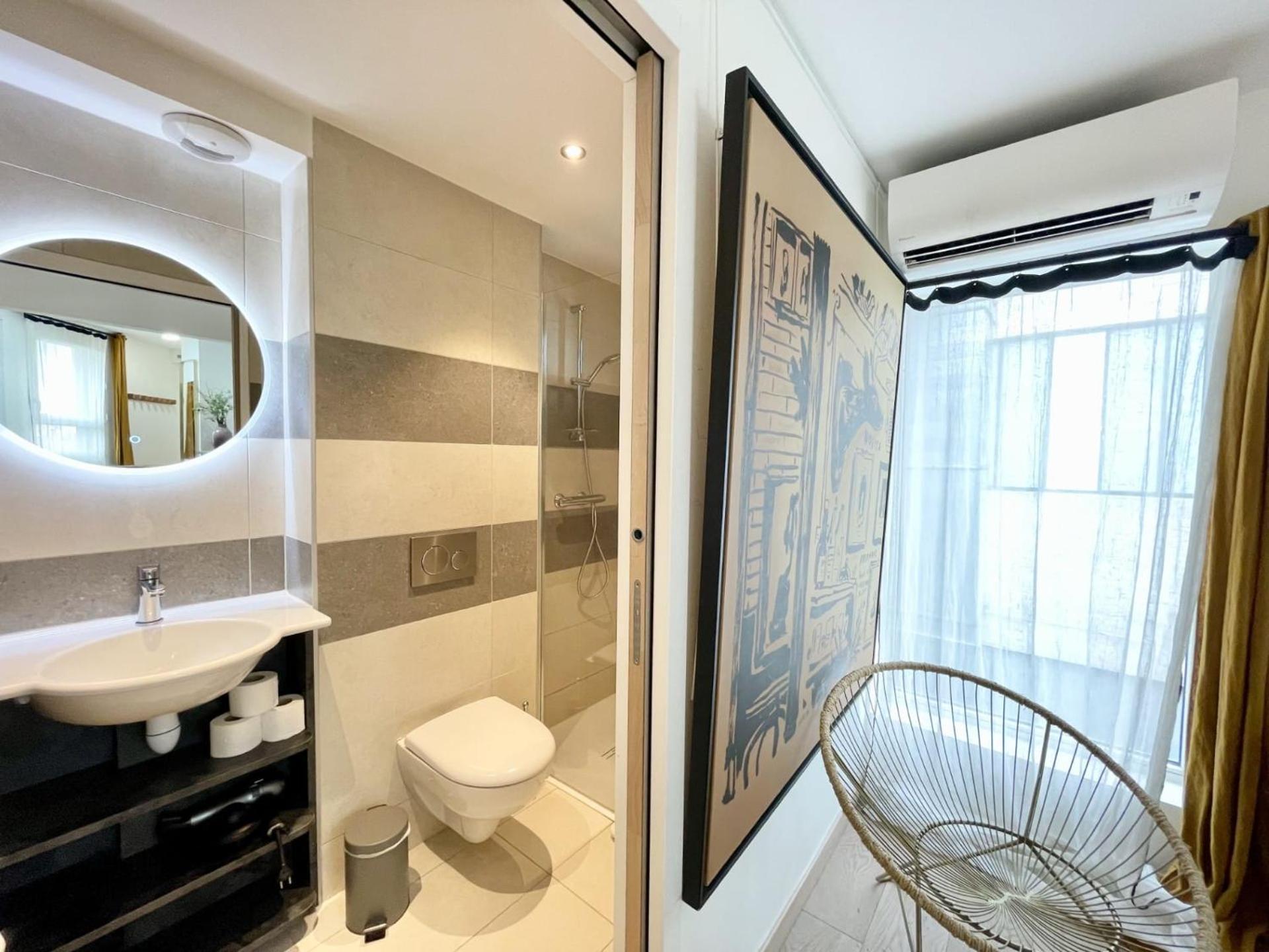 Parisian L Montmartre * Paris