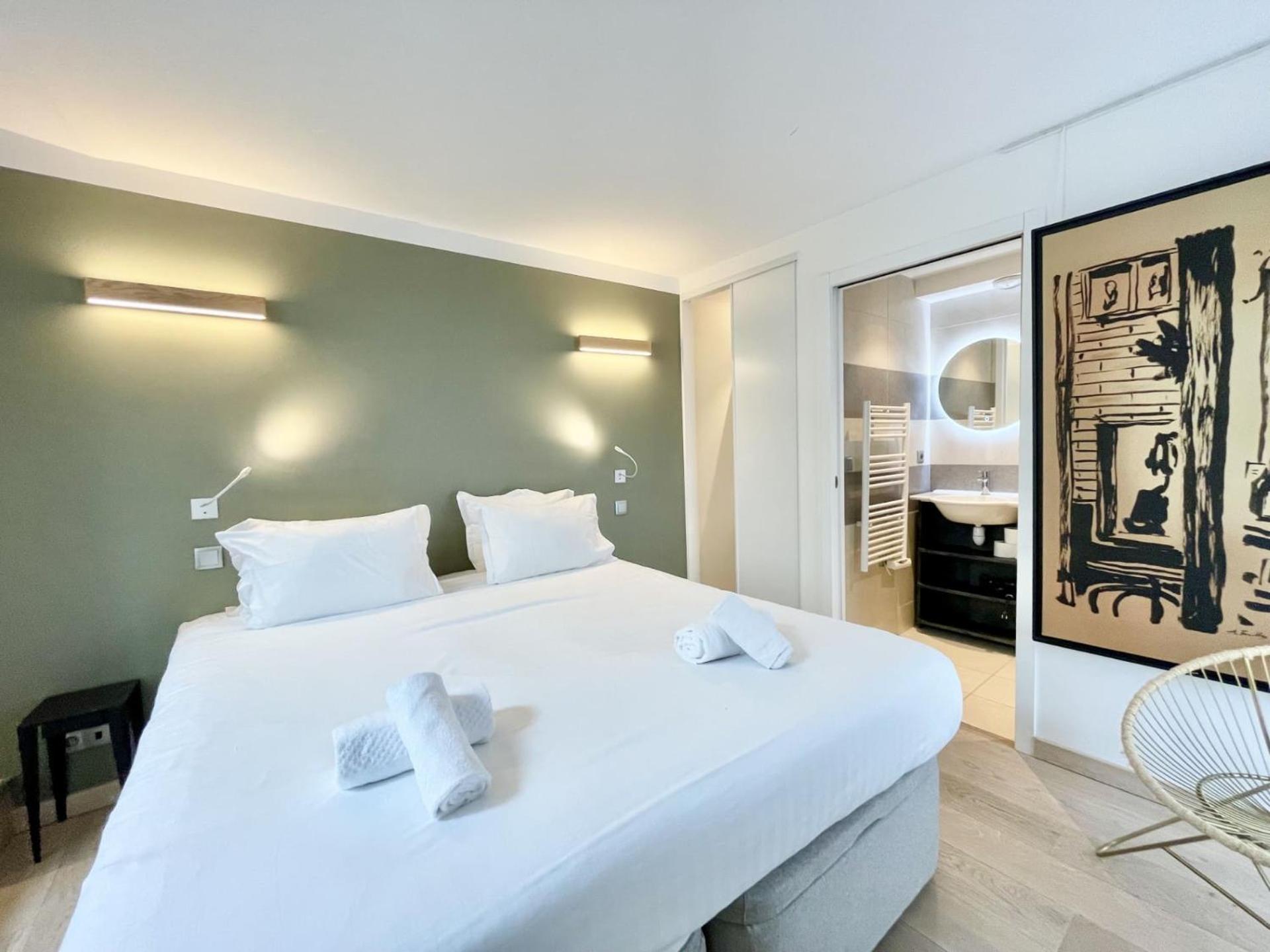 Parisian L Montmartre Paris