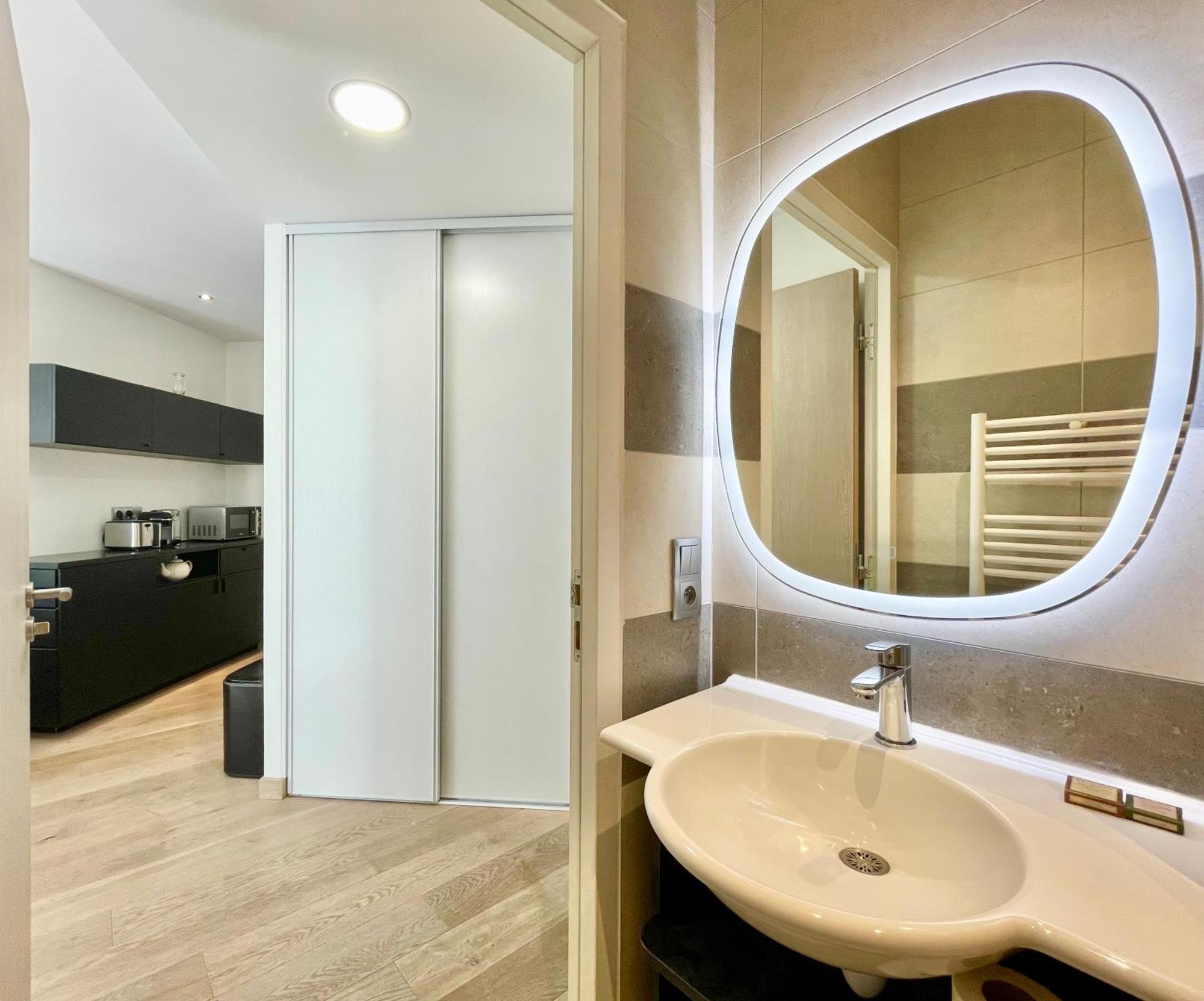 Parisian L Montmartre Apartment *