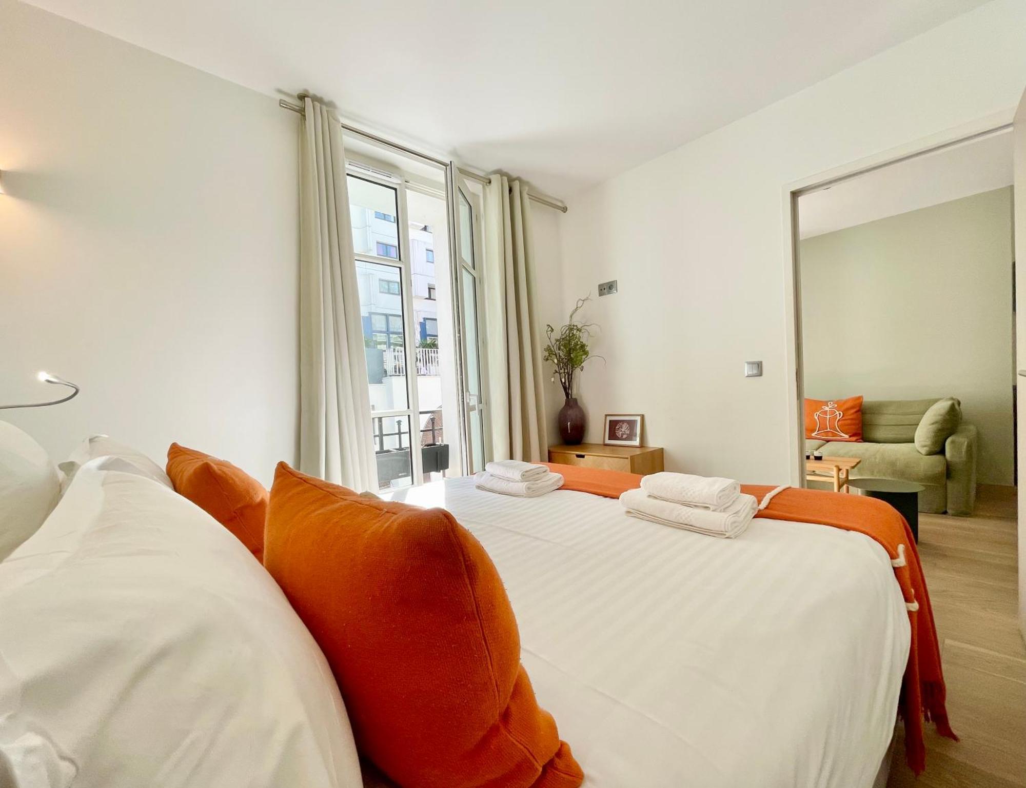 Parisian L Montmartre Apartment