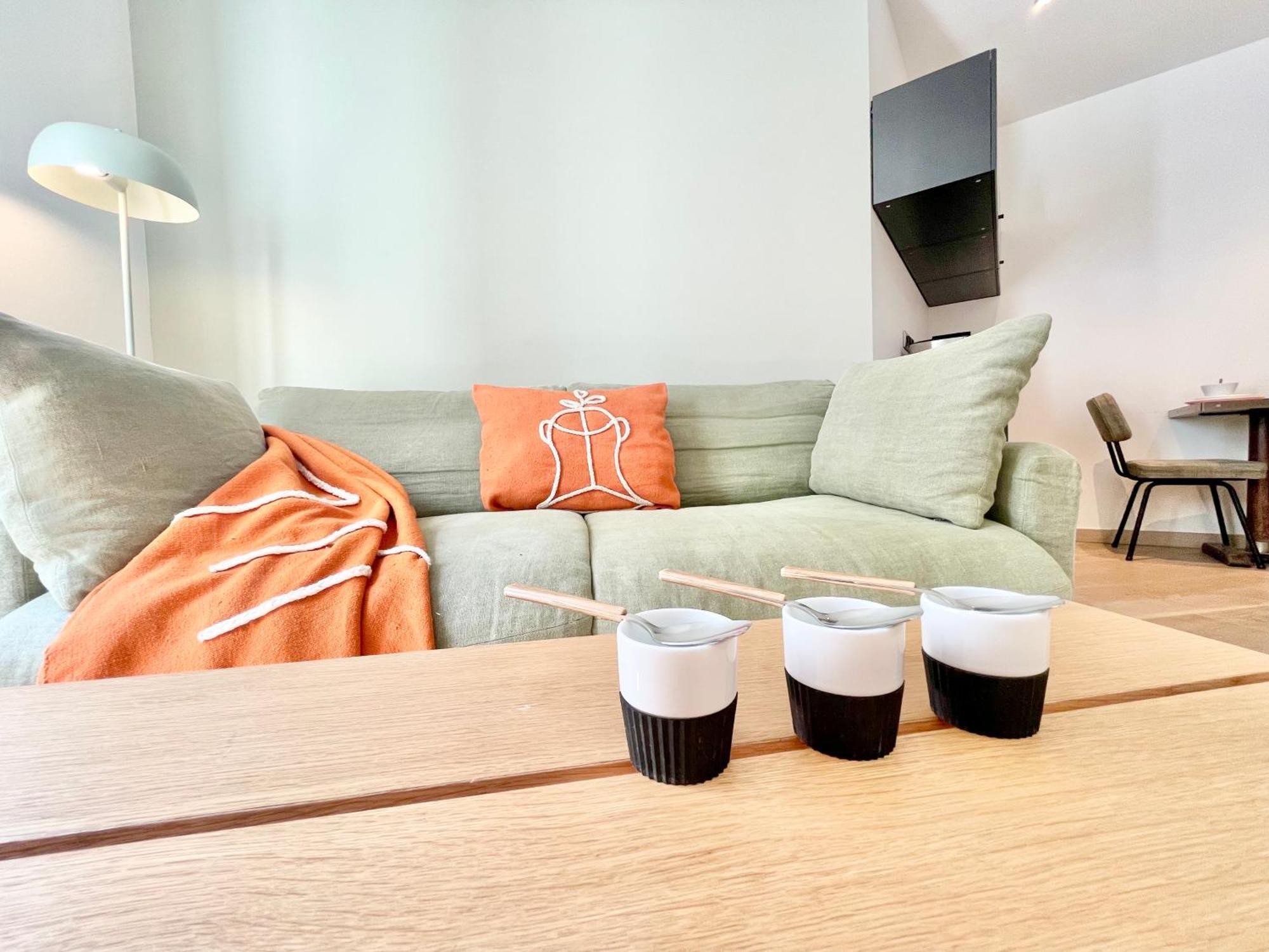 Parisian L Montmartre * Paris