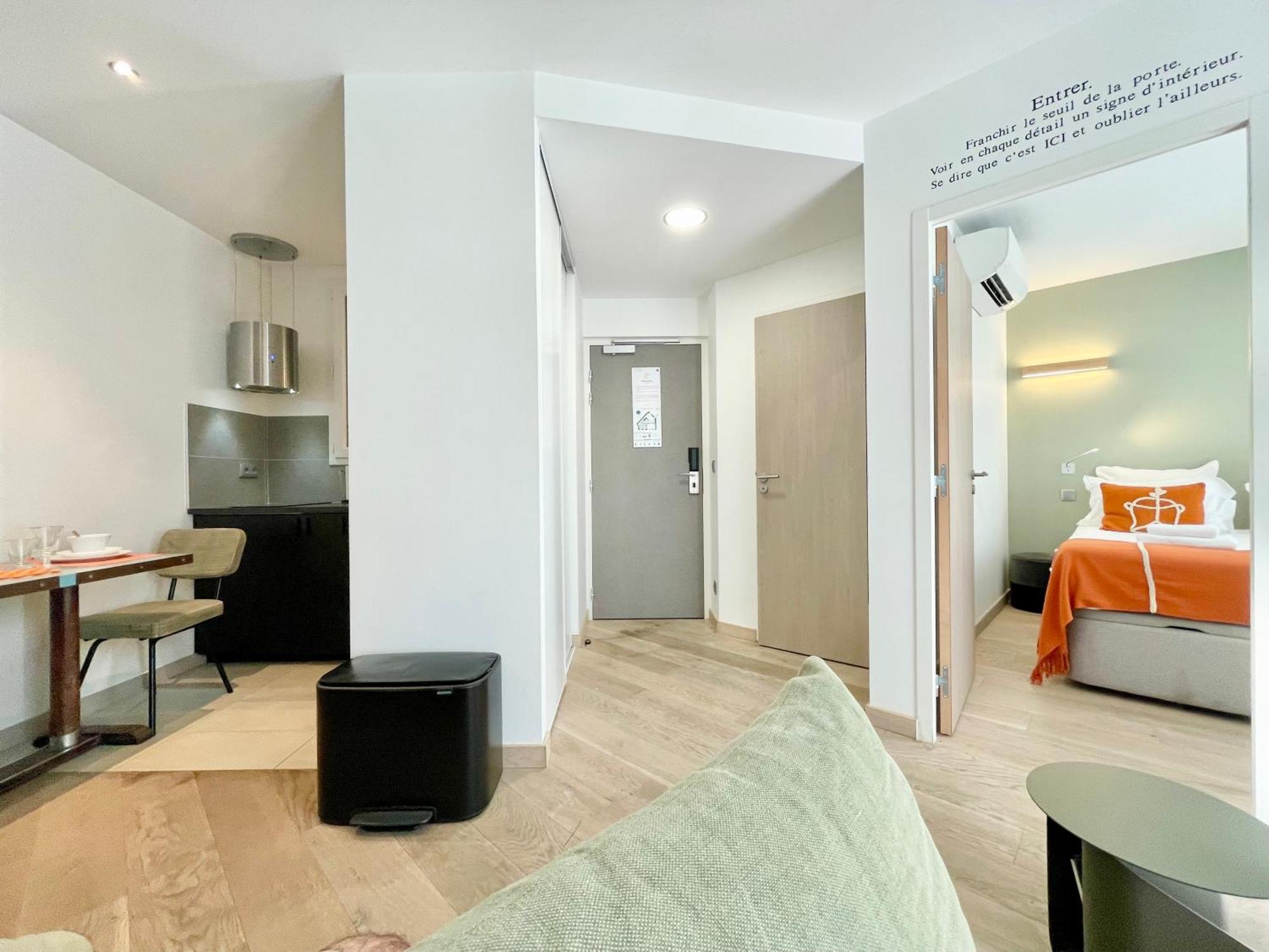 Parisian L Montmartre Apartment