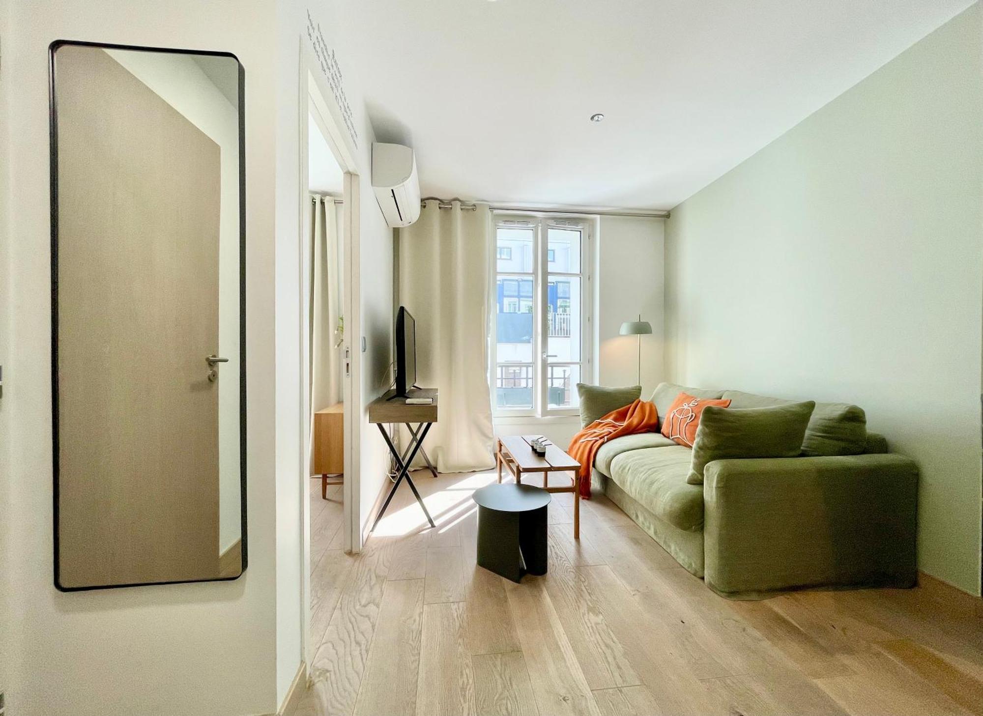 Parisian L Montmartre Apartment